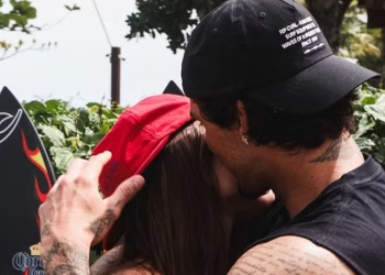 Gabriel Medina impressiona namorada com homenagem em pranchas e ganha chamego