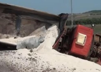 Caminhoneiro morre após tombar veículo carregado de areia na MT-020