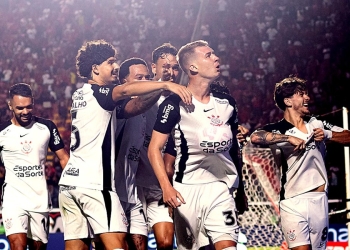 Corinthians vence Vitória no Barradão e conquista sequência inédita no Brasileirão