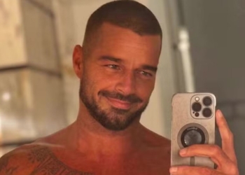 Ricky Martin, causa alvoroço ao postar nude no espelho: ‘Amo ele safadinho assim’