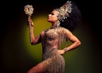 Com figurino poderoso, Quitéria Chagas brilha em ensaio de Carnaval: ‘Rainha’