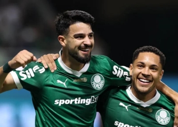 Palmeiras goleia Vasco e assume vice-liderança do Brasileirão