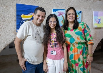 Artista autista Maria Paula transforma sonhos em arte com nova exposição em Cuiabá