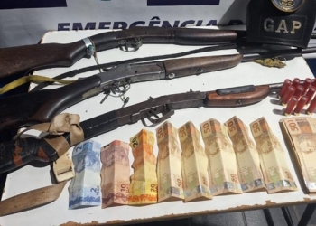 Dois homens são presos em flagrante ao serem abordados em chácara com três espingardas