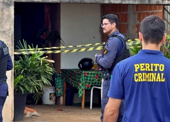 Homem invade casa e mata ex-companheira a facadas; filha é esfaqueada ao tentar defendê-la