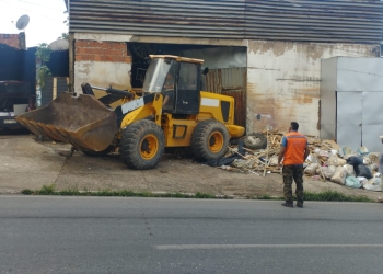 Retroescavadeira desgovernada atinge barracão na Avenida Prefeito Murilo Domingos