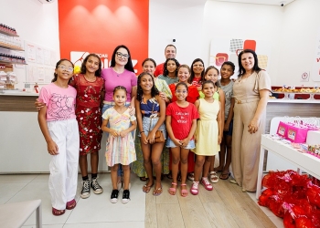 Primeira-dama participa da entrega de óculos a meninas do Programa Siminina