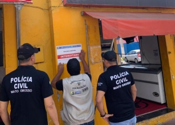 Açougue com carnes jogadas no chão e esgoto a céu aberto é interditado na Avenida General Mello