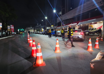 Fiscalização prende 12 condutores embriagados na avenida Isaac Póvoas na madrugada deste domingo