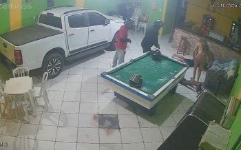 Dois jovens são mortos a tiros em bar no interior de MT; veja vídeo