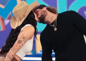 Ana Castela e Zé Felipe trocam beijo em gravação do Domingo Legal: ‘Juntos!’