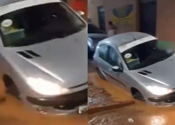 Carro cai em buraco coberto por água no Centro de Cuiabá; veja vídeo