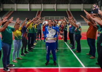 Várzea-grandenses do ‘Pés de Ouro’ são recebidas com festa após conquista no futsal feminino