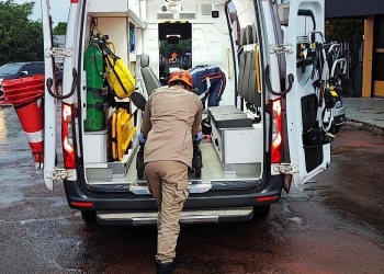 Homem sofre queda de seis metros em frigorífico e precisa ser socorrido pelo Corpo de Bombeiros