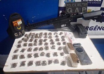 Faccionado é preso com simulacro de fuzil e 62 porções de maconha