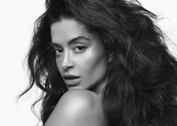 Aline Campos exibe novo ensaio e fala sobre amadurecimento: ‘Mulher mais perfeita!’