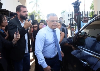 Defesa de Bolsonaro diz que tornozeleira humilha e nega plano de fuga