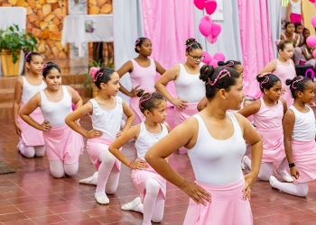 Simininas encantam famílias com apresentações especiais de balé clássico em Cuiabá