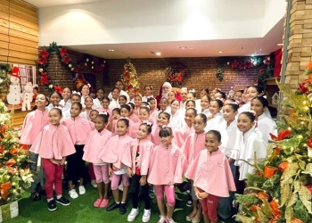 Coral das Simininas emociona público na chegada do Papai Noel