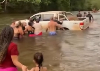 Ford Ranger desgovernada invade rio e atropela idosa durante banho