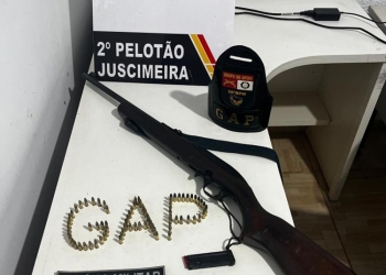 Homem é preso pela PM com espingarda municiada e mais de 70 munições em Juscimeira