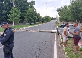 Motorista perde controle e derruba poste na Avenida Murilo Domingos; veja vídeo
