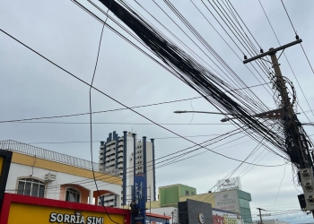Operação Telefone Sem Fio já retirou 50kg de cabos irregulares da Av. Couto Magalhães