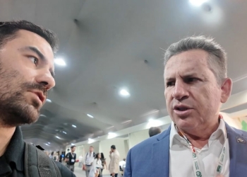 Mauro Mendes ironiza e retoma fala de Lula ao chamar Eduardo Bolsonaro de “camisa 10”