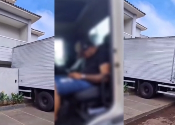 Embriagado, motorista derruba portão, invade imóvel e acaba detido dormindo no caminhão