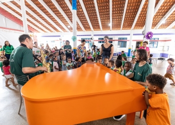 Programa Piano Gente encanta crianças em escola de Cuiabá
