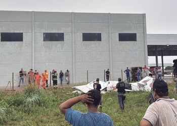 Duas pessoas morrem na queda de um avião de pequeno porte próximo ao aeroporto de Confresa