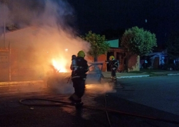 Corpo de Bombeiros isola área e combate incêndio em veículo após superaquecimento do motor
