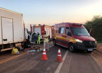 Motorista é socorrido preso às ferragens de caminhão após acidente na BR-163