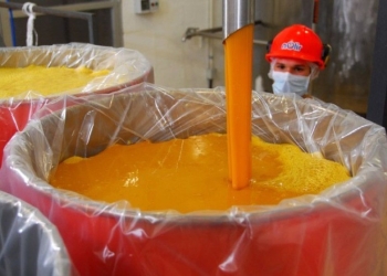 Suco de laranja brasileiro escapa de tarifa dos EUA, mas pressão continua