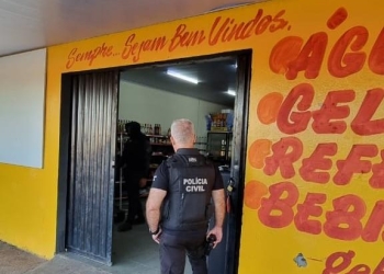 Ação contra facção criminosa prende cinco, apreende armas e drogas