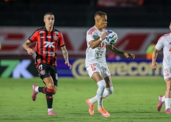 Vitória vence Internacional e empurra Santos para a zona de rebaixamento