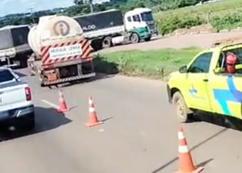 Acidente entre caminhão e carreta carregada com etanol interdita faixa de rodovia federal em MT