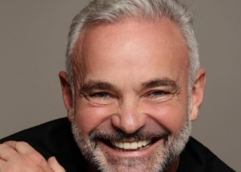 Mateus Carrieri celebra 50 anos de carreira e compartilha emoção: ‘Morrer atuando’