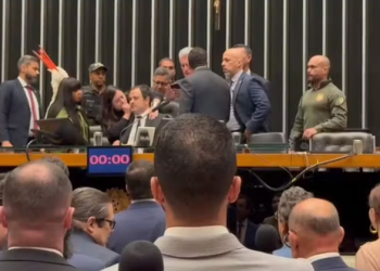 Deputado do PSOL ocupa mesa diretora, cria confusão na Câmara e plenário é esvaziado por seguranças