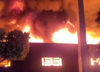 Corpo de Bombeiros extingue incêndio de grandes proporções em empresa de pneus