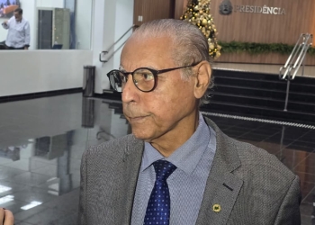 Júlio diz que Flávia precisa de mais habilidade e “baixar a bola” na relação com a Câmara