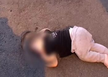 Bebê de um ano é encontrada por morador no meio da rua descalça, suja e chorando