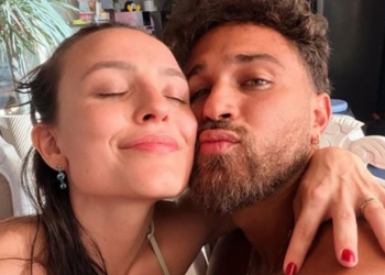 Larissa Manoela celebra Natal com amigos, piscina, karaokê e clima de pura alegria