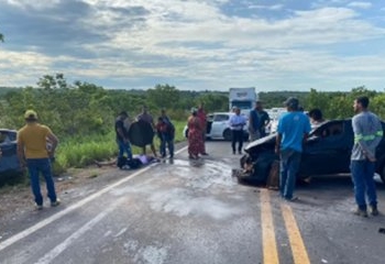 Bebê e três adultos são socorridos após colisão frontal na Estrada da Guia