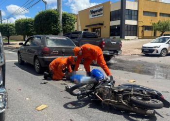 Colisão entre carro e moto na Miguel Sutil deixa motociclista com fratura exposta e em estado grave