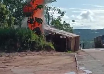 Caminhão tomba e pega fogo após motorista perder o controle na BR-364