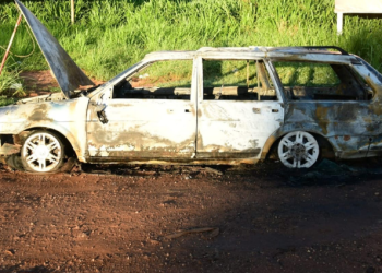 Carro funerário pega fogo com corpo de mulher dentro; urna é salva por populares