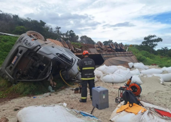 Motorista morre após carreta carregada com adubo tombar na BR-163
