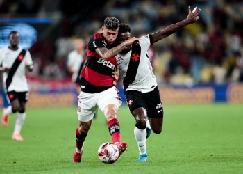 Flamengo vence o Vasco com um jogador a mais e respira no Carioca