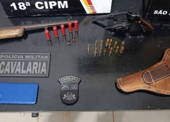 Cavalaria da PM prende faccionado com duas armas de fogo e munições em São José do Rio Claro